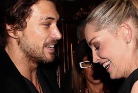 Il toy boy promuove Sharon: "Nell'intimità è fantastica"