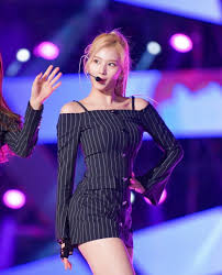 sana 사나 에 있는 fluffy purple star님의 핀 연예인