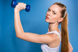 Los ejercicios con mancuernas son una parte vital de tu desarrollo muscular. 7 Ejercicios Con Mancuernas Para Mantener Tu Cuerpo Fit Eurofitness Gimnasios Y Centros Deportivos