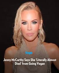 🔗: bit.ly/4l3W7YN Jenny McCarthy said she “literally almost died” from a  vegan diet, due to her food allergies keeping her from consuming enough  nutrients. l 📷: Getty