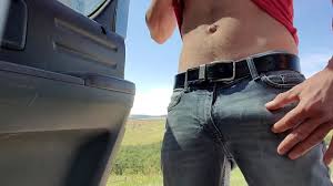 Acariciando meu pau duro através do meu jeans. Estive na estrada por muito  tempo. Preparando-se para