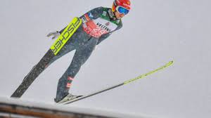Tausende zuschauer fiebern beim auftakt der 69. Vierschanzentournee Philipp Aschenwald Gewinnt Kaugummi Quali In Oberstdorf Skispringen Com