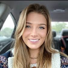 Lynette Hinson's Instagram, Twitter & Facebook