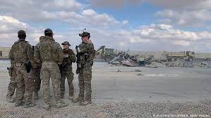 Iraq, officially the republic of iraq, is a country in western asia, bordered by turkey to the north, iran to the east, kuwait to the southeast, saudi arabia to the south. Cinco Cohetes Impactan Cerca De La Embajada De Ee Uu En Irak El Mundo Dw 26 01 2020