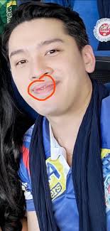 Mark Alcala finollow na ang bestfriend ni Kathryn na nasa Australia. Pero  mga fans ni Kathryn indenial pa din at hindi daw kasama ni Kathryn ang  politician nung nagbakasyon sya recently for