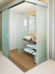 Spartanisches En Suite Badezimmer Mit Milchglasschiebeturen Ensuite Badezimmer Schlafzimmer H Master Suite Bathroom Modern Bathroom Bathroom Inspiration