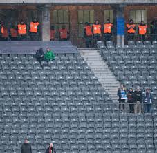 Es hat steile tribünen, ein flaches dach, stehplätze und lässt die fans dicht an ihre stars heran. Berlin Sechs Wohnhauser Verhindern Neues Hertha Bsc Stadion Welt