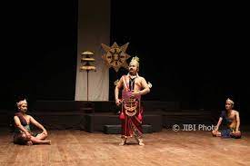 Kritik teater seni budaya / contoh kritik seni rupa lukisan beserta gambarnya | freedomsiana.kritik seni adalah kegiatan menanggapi karya seni untuk menunjukkan kelebihan dan kekurangan suatu karya seni, salah satu keterangan kelebihan kritik seni memiliki fungsi yang sangat strategis dalam dunia kesenirupaan dan pendidikan seni rupa.fungsi kritik seni yang pertama dan utama. Kritik Para Pemimpin Melalui Lakon Ketoprak Wiswakarman