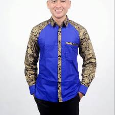 Di luar baju batik pria yang sudah tersedia di website kami, kami juga terbuka untuk masukan dari para pelanggan mengenai model baju batik pria lainnya. Baju Batik Kombinasi Polos Desain Model Kemeja Batik Pria Lengan Panjang