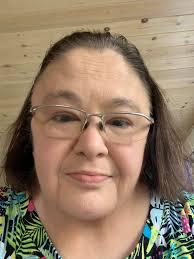 Minimal makeup look sharing and feedback