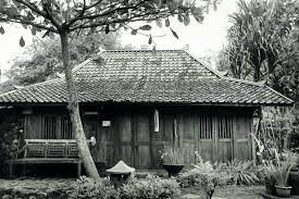 Ini adalah rumah adat yang cukup unik yang dilengkapi dengan tiang kayu sebanyak empat atau enam. Nama Rumah Adat Jawa Tengah Gambar Keunikannya Masing Masing