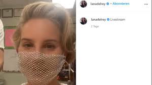 Lanapedia, the biggest lana del rey wiki, is the best source for all there is to know about her music, life, and performances. Lana Del Rey Tragt Lochrige Glitzernde Netz Maske Zum Fan Treffen Stern De