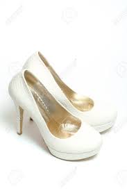 Dieser hochzeitsbrauch besagt, dass der weiße schleier der braut die reinheit und die unschuld symbolisiert. Weisse Schuhe Der Braut Schon Mit Hohen Absatzen Hochzeit Paar Fur Frau Getrennt Lizenzfreie Fotos Bilder Und Stock Fotografie Image 57593240