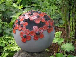 Gartenkugel Mit Roten Bluten Gartenkugeln Gartendekoration Diy Topferei