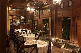 We believe that colonial dining room exactly should look like in the picture. 20 Traditional Dining Room Design And Decor Ideas From Indonesia Colonial Furniture Indonesia Colonial Furniture Colonial Furniture Colonial Furniture Manufacturer