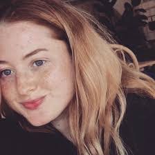 Naomi Morris's Instagram, Twitter & Facebook