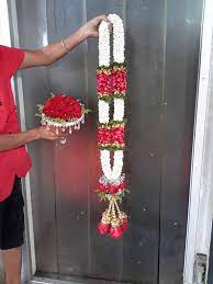Pin By Rani Govender On Bouquet Flower Garland Wedding Indian Wedding Flowers Beautiful Wedding Decorations