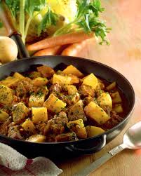 Unite nel boccale del bimby 200 g di latte di cocco, 2 cucchiaini abbondanti di curry in polvere, 500 g di bocconcini di vitello, 3 foglie di alloro, 4 foglie di salvia, qualche bacca di ginepro e cuocete per 15 minuti 100°c antiorario vel soft. Come Si Prepara Lo Spezzatino Di Manzo Sale Pepe