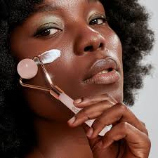 EcoTools Rose Quartz Contour Roller, Skincare & Sculpting Tool, Facial  Roller, For Depuffing & Calming Skin, Unique Ball Shape, Natural Beauty  Tool, Pink, 1 Count