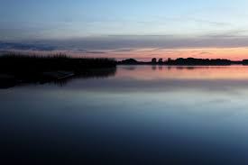 Prachtvolle, weiße villen im stile der typischen bäderarchitektur, kilometerlange sandstrände und schier endlose radwege, die sich durch die landschaft schlängeln: Datei Achterwasser Usedom Dewichow Nacht 01 Jpg Wikipedia