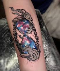 Hourglass Tattoo The Meaning Of This Vanitas Symbol Sanduhr Tattoo Sanduhr Tattoo Frau Sanduhr Tattoo Unterarm