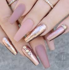 Me encanto la combinacion y el diseño de esta aplicación y no quise dejar de compartirselos preciosas, si se animan a recrear el diseño me encantaria. Pin De Muraglia Eliana En All Things Nails Manicura De Unas Unas De Acrilico Elegantes Unas De Gel Elegantes