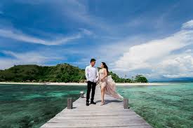 Batu alam yang ada di pinggir pantai bisa dijadikan spot foto yang kekinian juga. Pesona Alam Di Pulau Flores Ini Sangat Cocok Untuk Lokasi Foto Prewedding