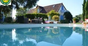 La Villa Des Pins Avec Piscine Privee Entre Loire Et Morvan Location Maison Vacances Maison De Vacances Locations Vacances
