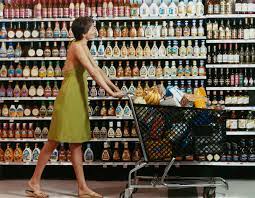 Deutsche Gesetze: Wie viel Haut darf man im Supermarkt zeigen? - wmn
