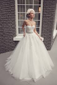 Typowa kreacja ślubna w ciekawym kolorze idealnie pasowała do delikatnej urody mariny. Suknie Slubne W Stylu Mariny Luczenko Szczesnej Slubny Concierge