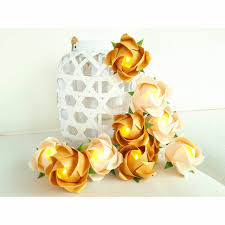 Veredelt mit gold, wie die goldene rose, werden diese zu geschenken für die ewigkeit. Lichterkette Mit Rosen Bluten In Creme Und Gold Deko