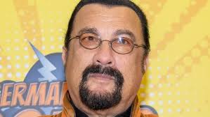 Lo Que Steven Seagal Está Haciendo Realmente Con Su Vida En Estos Días