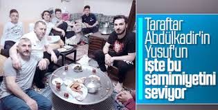 Havalimanından ailesi tarafından uğurlanan yusuf yazıcı, basın mensuplarıyla kısa süre sohbet yusuf yazıcı'nın hocası: Abdulkadir Omur Un Iftar Paylasimi