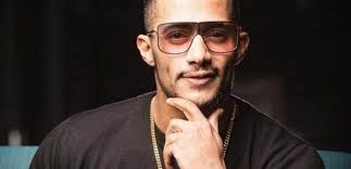 واللافت في الكليب ان محمد رمضان احيا ذكرى عدد من النجوم الراحلين منهم عمر الشريف، محمود عبد العزيز، هادي الجيار واحمد زكي بوضع صورهم في غرفة نومه بالكليب تعبيرا منه. Ø¥Ø¨Ù†Ø© Ù…Ø­Ù…Ø¯ Ø±Ù…Ø¶Ø§Ù† ØªØ®Ø·Ù Ø§Ù„Ø£Ù†Ø¸Ø§Ø± ÙÙŠ ÙÙŠØ¯ÙŠÙˆ ÙƒÙ„ÙŠØ¨ Ø£ØºÙ†ÙŠØªÙ‡ Ù…ØµØ¨Ø§Ø­ Ø¹Ù„Ø§Ø¡ Ø§Ù„Ø¯ÙŠÙ†