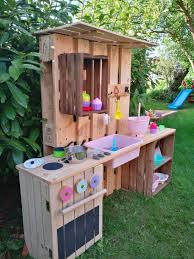 Matschen Ist Ein Idealer Antrieb Um Die F Higkeiten Das Selbstvertrauen Und Wichtige Reize Deines K In 2020 Selber Bauen Paletten Kuche Aus Paletten Aussenspielkuche