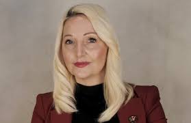 Adam tar sats og står opp