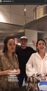 Lama tidak muncul di publik, aktris julie estelle mengumumkan bahwa ia telah menjadi istri sah dari pembalap david tjiptobiantoro. Maia Estianty Bocorkan Acara Lamaran Julie Estelle Cathy Sharon Soon Ya