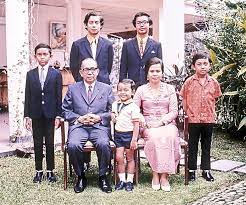 Tun razak dipertanggungjawabkan dengan tugas ini, pada mulanya sebagai menteri pelajaran dan kemudian sebagai menteri pembangunan luar bandar. Keluarga Tun Razak Menafikan Spekulasi Harta Pusaka