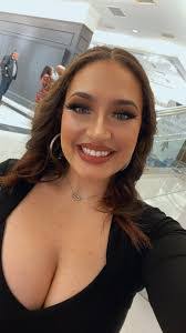 Samantha Hammock's Instagram, Twitter & Facebook