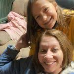 Amanda Sindelar's Instagram, Twitter & Facebook