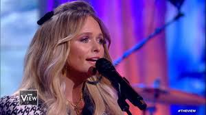 Miranda lambert explains meeting joe exotic from 'tiger king' after twitter backlash. Miranda Lambert Recalls Being Nervous Meeting Nypd Husband For First Time I Don T Really Have Game Abc News