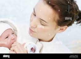 Jeune mère, 22 ans, avec sa fille, de six semaines, l'extérieur Photo Stock 