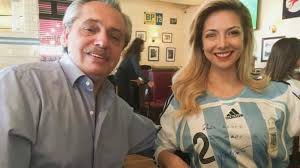 La mujer del presidente de la nación, alberto fernández, eligió un conjunto sastre que combinó con el tapaboca. La Historia De Fabiola Yanez Novia De Alberto Fernandez Y Posible Primera Dama Diario 26