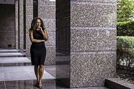 Isabel dos santos a déclaré ne pas avoir d'intérêts dans les médias portugais ou de l'angola, mais son emprise croissante dans le secteur des communications au portugal a été jugée préoccupante par plusieurs médias, plusieurs journaux exprimant publiquement leur mécontentement suite aux transactions effectuées en 2012. Angola Made Isabel Dos Santos Africa S Richest Woman But The Tide Has Turned Bloomberg