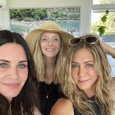 jennifer aniston, lisa kudrow, and courteney cox aging like a fine wine! ✨