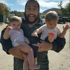 Jerry And The Twins That Play Baby Gracie Walking Dead Pictures Walking Dead Cast Walking Dead Zombies