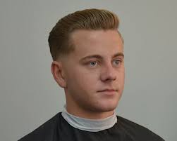 Jika anda memiliki pipi tembam, anda bisa menerapkan model rambut yang satu ini. 7 Tips Memilih Model Rambut Pria Yang Sesuai Dengan Bentuk Wajah
