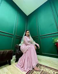 Eira syazira, penyanyi dari negeri jiran malaysia, kembali merelease lagu terbaru dangdut remix bertajuk kau yang ku. Demi Drama Eira Syazira Terpaksa Marah Pelakon Cilik Sampai Tak Berhenti Menangis Hot Fm