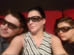 قدمت الفنانة السورية سلاف فواخرجي اعتذارها للجمهور الذين لم ينال مسلسل الكندوش إعجابهم، مؤكدة بأن النص كتب بطريقة جميلة. Ø³ÙˆÙ„Ø§Ù ÙÙˆØ§Ø®Ø±Ø¬Ù‰ Ø¨Ø±ÙÙ‚Ø© Ø£ÙˆÙ„Ø§Ø¯Ù‡Ø§ ÙÙ‰ Ù†Ø²Ù‡Ø© Ø®Ø§ØµØ© ØµÙˆØ± Ø¹ÙŠÙ†