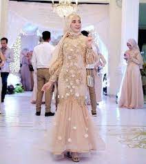 Jangan anggap jenis kain batik model ini hanya bisa digunakan saat lamaran atau pernikahan saja, kamu juga bisa tampil lebih maksimal saat wisuda mengenakan jenis. 10 Model Kebaya Brokat Modern Stylish Untuk Kondangan Hingga Wisuda Pakaian Pengantin India Pakaian Pernikahan Dress Outfits